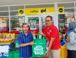 Resmikan Toko Di Jalan Mahakam Kota Malang, Alfamart Berbagi Paket Sembako ke Warga