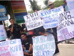 Tolak Proyek PLTS, Ratusan Petani Ikan Apung di Sumberpucung Demo di Depan Kantor DPRD Kabupaten Malang