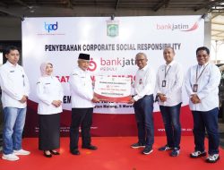 Semakin Serius Problem Sampah, Bank Jatim Salurkan CSR Satu Unit Arm Roll Truck ke Bupati Malang