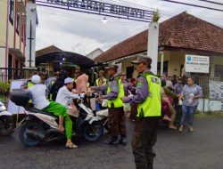Wujud Rasa Syukur, Satlinmas Bumiayu Berbagi Takjil Gratis