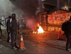 Demo Mahasiswa Tolak UU TNI Berakhir Ricuh di Warnai Bakar Pos Security Gedung DPRD Kota Malang