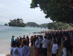 Jelang Hari Raya Nyepi, Umat Hindu Gelar Ritual Jalanidhipuja di Pantai Balaikambang