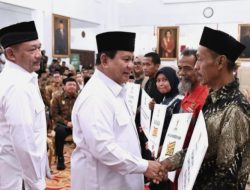 Presiden Prabowo dan Wakil Presiden Gibran Salurkan Zakat ke BAZNAS di Istana Negara