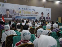 Pastikan Dokumen Jamaah Aman, Imigrasi Surabaya Kawal Pemberangkatan Kloter Pertama Jamaah Haji 2025