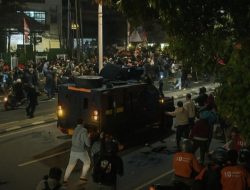 Mencekam, Demo Ojol Satu Orang Dikabarkan Meninggal Dunia Usai Terlindas Kendaraan Rantis