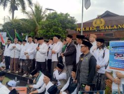 Kecam Tayangan Trans7, Ratusan Santri dan Kyai Gelar Unjuk Rasa di Mapolres Malang