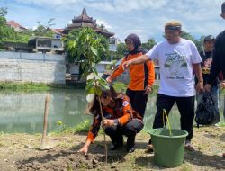 Ketua Srikandi PP Kota Malang, Kiky Tutik Sundari Semarakkan HPN 2026 dengan Tanam Pohon dan Tebar Ikan 