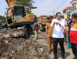 Tangani Kawasan Kumuh di Kawasan Kali Tebu, Wali Kota Surabaya Eri Cahyadi Minta Pengaspalan Jalan Dikebut