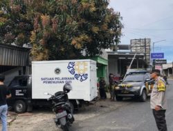Mobil Pengangkut MBG Alami Kecelakaan Tabrak Tiga Rumah Warga Di Donomulyo