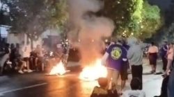 Tak Terima Arema FC Kalah dari Persik 3-2, Aremania Kepung Kantor Arema dan Lumpuhkan Jalan Beberapa Jam