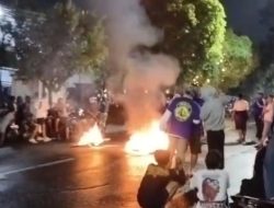 Tak Terima Arema FC Kalah dari Persik 3-2, Aremania Kepung Kantor Arema dan Lumpuhkan Jalan Beberapa Jam