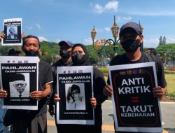 Tak Terima Disebut “Londo Ireng” Ratusan Jurnalis Malang Raya Gelar Demo di Alun-Alun Tugu Balaikota