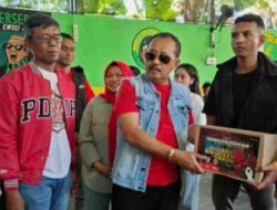 Peduli Korban Gempa NTT, DPC PDIP Kota Surabaya Bagikan Bantuan ke Mahasiswa NTT yang Kuliah di Kota Pahlawan