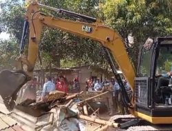 Satpol PP Bongkar Paksa 12 Bangunan di Sekitar GOR Ken Arok, Pemilik Lapak Minta Pendampingan KHYI Malang